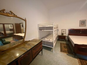 2 habitaciones, escritorio, tabla de planchar con plancha y wifi 