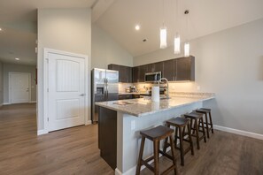 Frigorifero, microonde, forno, piano cottura