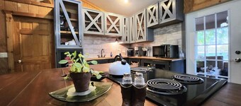 Cozy cottage on 8 acres near state park and atv trails. Pet Friendly!