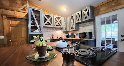Cozy cottage on 8 acres near state park and atv trails. Pet Friendly!