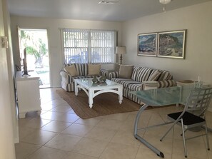 Living area - Magnificent location! One step closer to paradise… (Cape Coral)