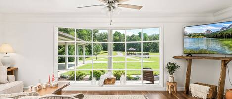 Una Smart TV, una chimenea, un futbolín, un reproductor estéreo