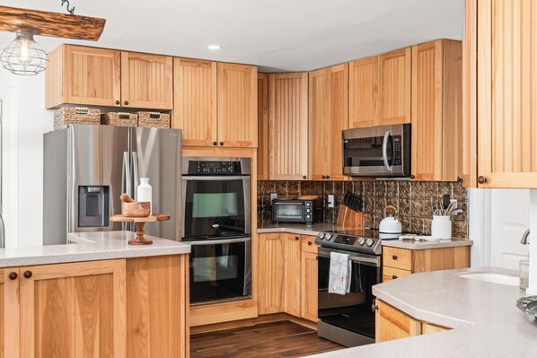 Refrigerador, microondas, horno y parrilla de estufa 