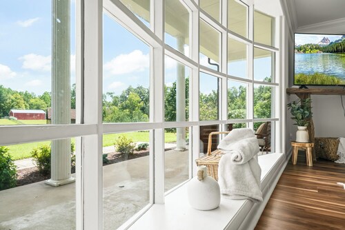 Dream Estate with Pool, Bonfire, Game Room & 100 Acres of Nature