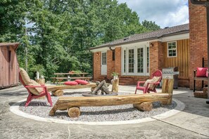 Terrace/patio - Dream Estate with Pool, Bonfire, Game Room & 100 Acres of Nature (Bloomington Springs)