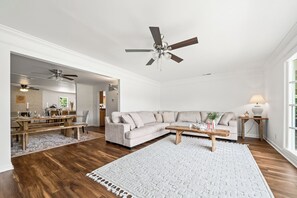 Smart TV, fireplace, foosball, stereo - Dream Estate with Pool, Bonfire, Game Room & 100 Acres of Nature (Bloomington Springs)