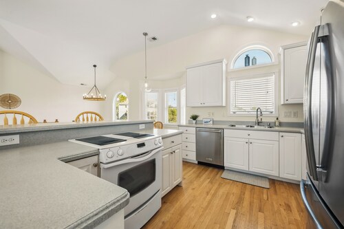 Breezy Banks: New Private Pool, Hot Tub, Community Amenities (Pickleball)