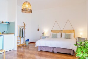 1 chambre, fer et planche à repasser, lit de bébé portatif