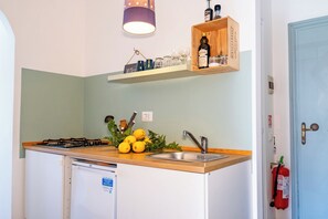 Fridge, stovetop, coffee/tea maker, electric kettle