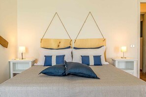 1 quarto, ferros/tábuas de passar roupa, berço de viagem