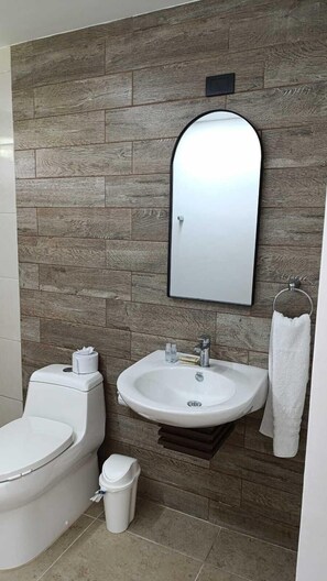 Quarto casal clássico, 1 quarto, vista para o jardim | Banheiro | Chuveiro, chuveiro com efeito de chuva, produtos de toalete de grife 