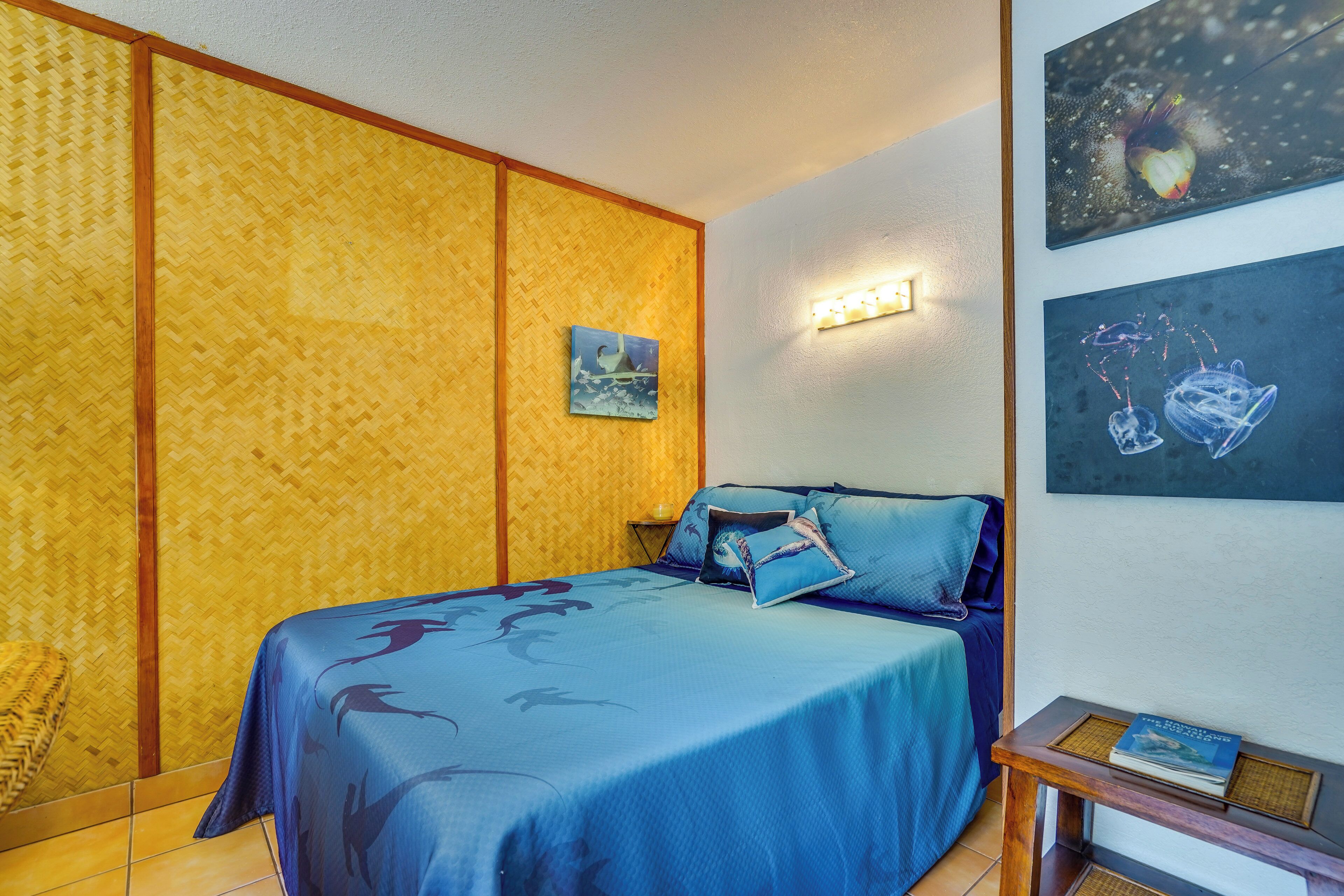 Un dormitorio con una cama, una mesita de noche y decoración en la pared.