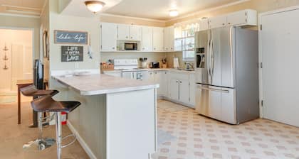 Pet-friendly Canyon Lake Home - 2 Mi to Beach!