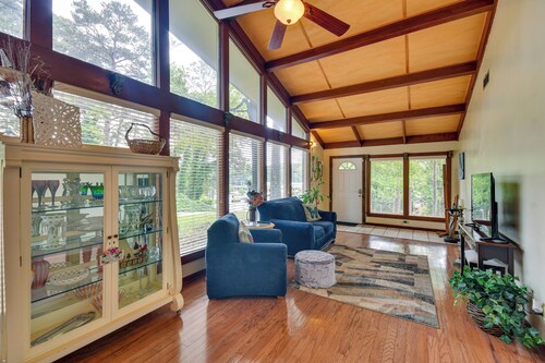 3 Mi to Dtwn Montgomery: Quiet Family Getaway!