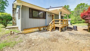 A single-story house with a covered porch and a small staircase leading to the entrance. - 3 Mi to Burnside Marina: Lake Cumberland Getaway (Somerset)