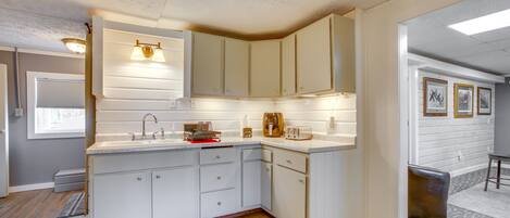 Apartment (1 Bedroom) | Private kitchen | Microwave, oven, stovetop, cookware/dishes/utensils