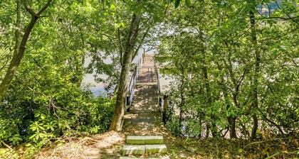 Charming Abbeville Home w/ Private Boat Dock!