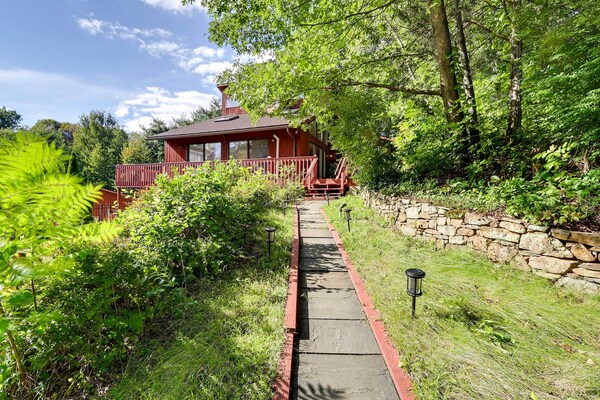 Spacious Woodbury Home W/ Pool + Hot Tub! - Lake Lillinonah, CT