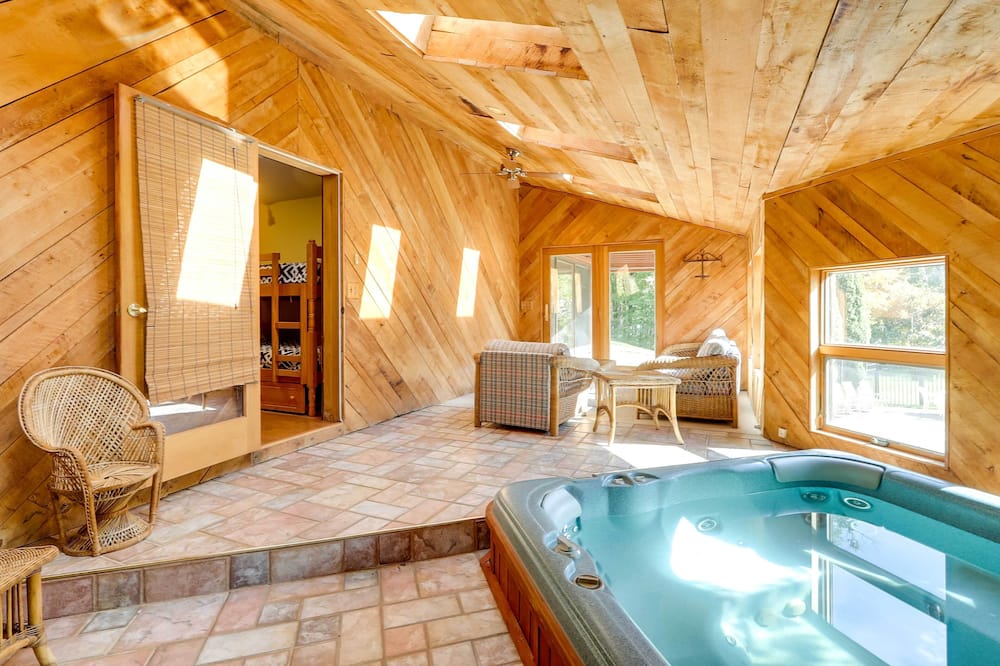 Spacious Woodbury Home w/ Pool + Hot Tub! - Middlebury, CT