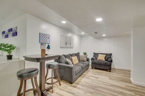 House (5 Bedrooms) | Interior