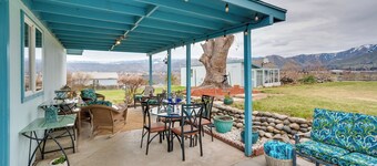 East Wenatchee Home w/ Yard & Hot Tub!