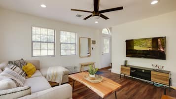 House (3 Bedrooms) | Living area