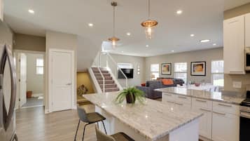 House (5 Bedrooms) | Interior