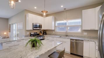 House (5 Bedrooms) | Interior