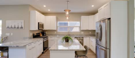 House (5 Bedrooms) | Interior