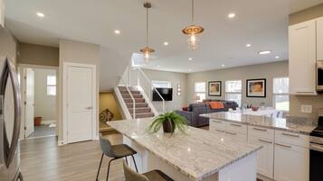 House (5 Bedrooms) | Interior