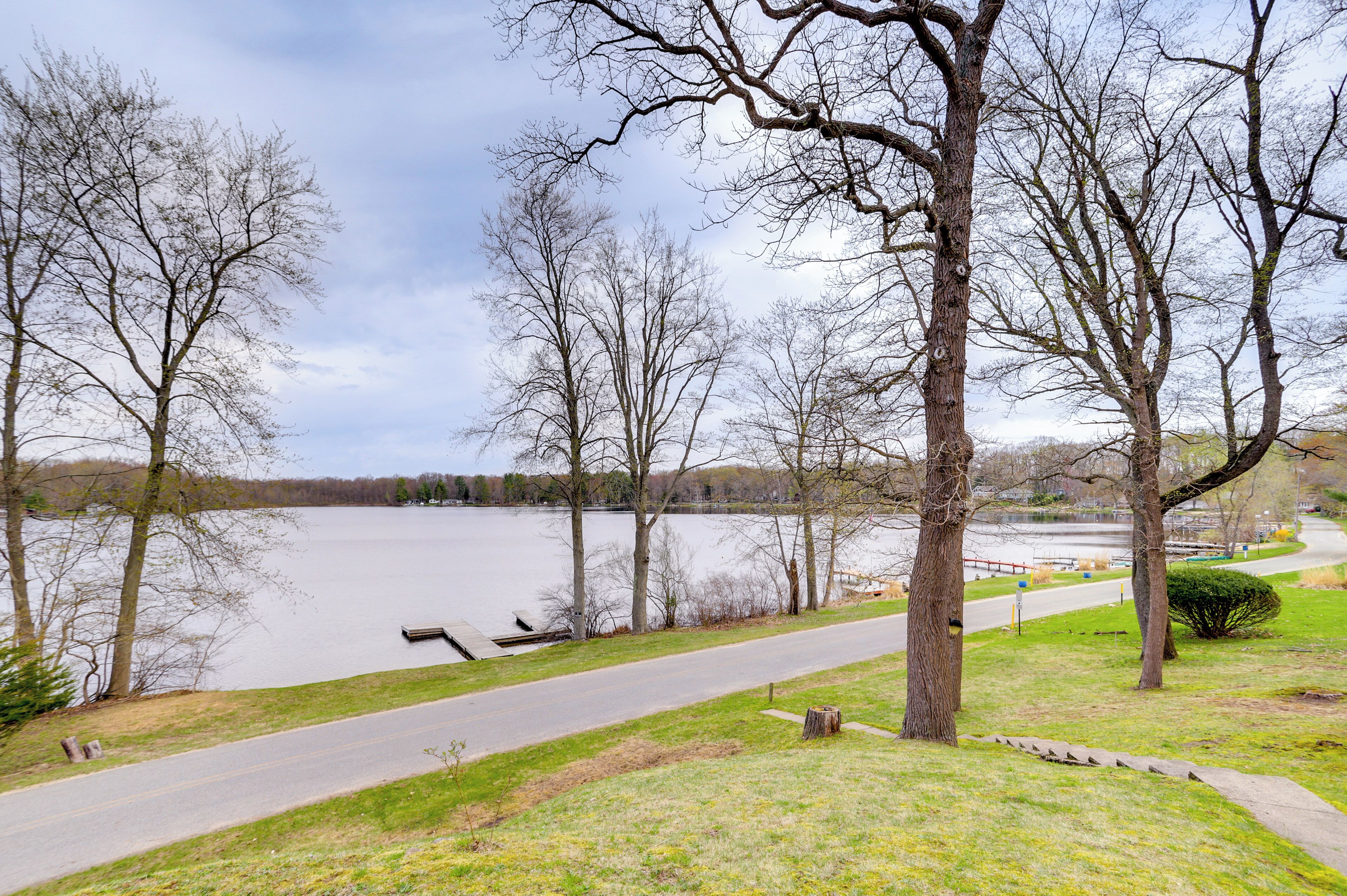 Un parc au bord du lac, doté d’une promenade pavée, d’arbres et d’un quai.