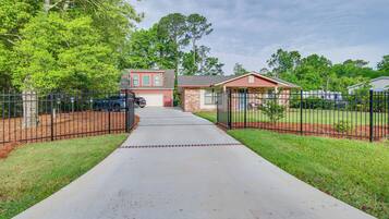 Cottage (2 Bedrooms) | Property grounds