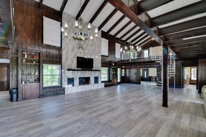 Talo (Multiple Bedrooms) | Sisätilat