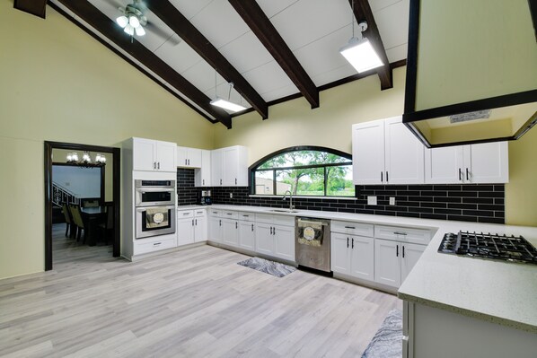 Talo (Multiple Bedrooms) | Sisätilat