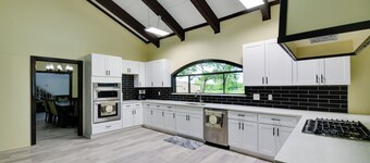 สระว่ายน้ำส่วนตัว: บ้านที่ Pilot Point บนพื้นที่ 45 เอเคอร์