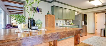 Lakefront Hartland Cottage w/ Patio & Fire Pits!