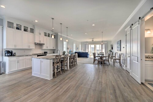 Gorgeous Emerald Isle Getaway: Walk to Beach!