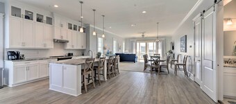 Gorgeous Emerald Isle Getaway: Walk to Beach!