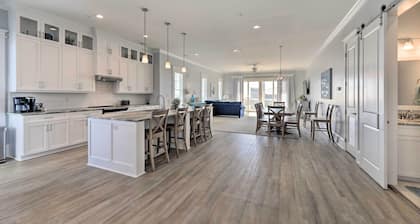 Gorgeous Emerald Isle Getaway: Walk to Beach!