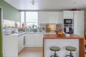 Basic Apartment, Multiple Beds | Private kitchen | Fridge, microwave, oven, stovetop - Chic 2BD Flat With Roof Terrace - Kilburn (London)