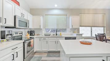 House (4 Bedrooms) | Interior