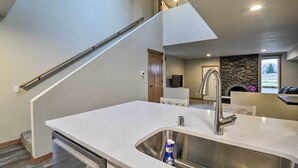 Interior - Luxurious Tacoma Retreat w/ Quartz Countertops! (Puyallup)