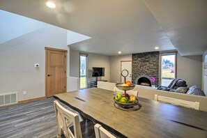 Dining - Luxurious Tacoma Retreat w/ Quartz Countertops! (Puyallup)