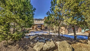 A house surrounded by pine trees with a clear sky. - Ruidoso 'memories Mountain Retreat' w/ Hot Tub! (Ruidoso)