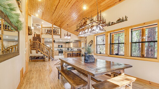 Une cuisine spacieuse avec des plans de travail en bois et une grande table à manger.