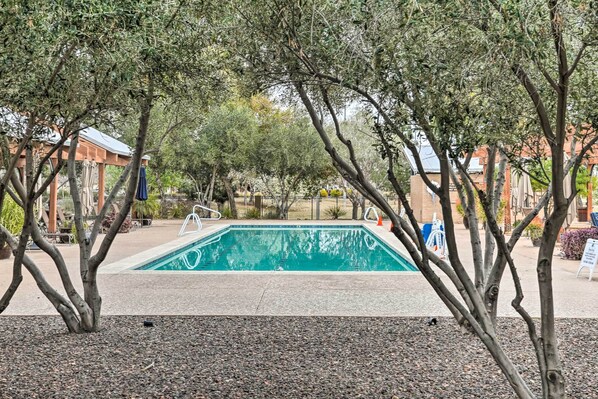 Interior - Fire Table, Grill: Surprise Cottage w/ Pool Access (Surprise)