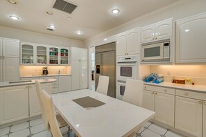 Horno, parrilla de estufa, lavavajillas y periquera 