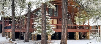 Pinetop Retreat w/ Fire Pit & Game Room!