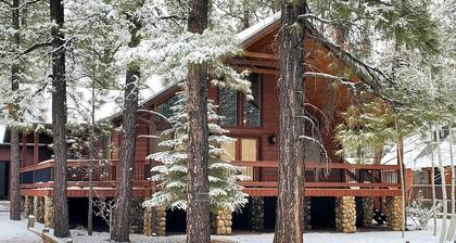 Pinetop Retreat w/ Fire Pit & Game Room!