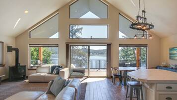 House (5 Bedrooms) | Living area | TV, fireplace, DVD player